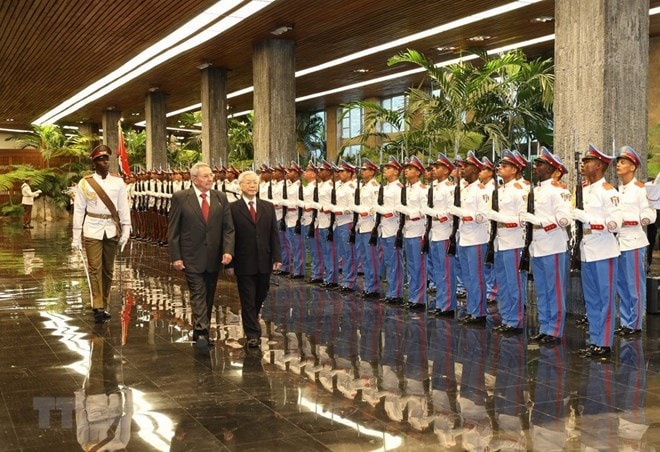 Tổng Bí thư Nguyễn Phú Trọng và Bí thư Thứ nhất Ban chấp hành Trung ương Đảng Cộng sản Cuba, Chủ tịch Hội đồng Nhà nước và Hội đồng Bộ trưởng Cộng hòa Cuba Raul Castro Ruz duyệt đội danh dự Quân đội Cuba. (Ảnh: Trí Dũng/TTXVN)