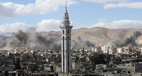 Khói bốc lên sau các vụ giao tranh ở Đông Ghouta của Syria.