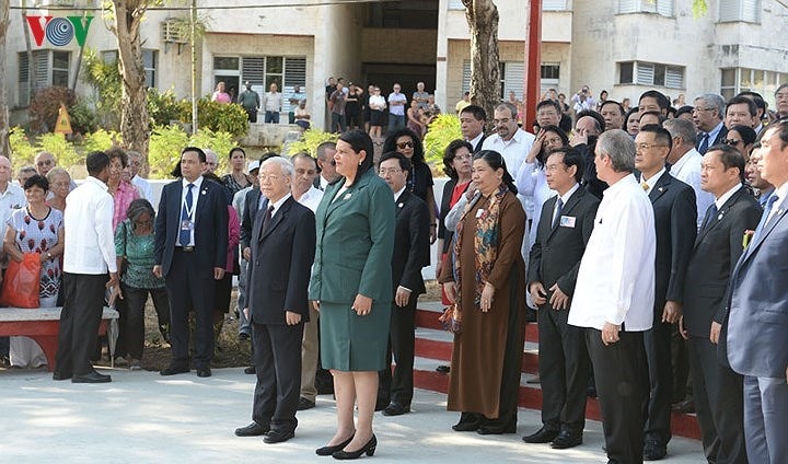 Ngay sau khi đến thủ đô La Habana, Tổng Bí thư Nguyễn Phú Trọng đã đến đặt vòng hoa tại Tượng đài Hồ Chí Minh, nằm trong khuôn viên công viên Hòa Bình ở Thủ đô La Habana. Cùng tham dự hoạt động có Ủy viên Bộ Chính trị, Bí thư thành ủy La Habana Mecerdes Lopses Acea, Đại sứ Cuba tại Việt Nam Lianys Torres Rivera, đông đảo người dân và các cháu học sinh Cuba.