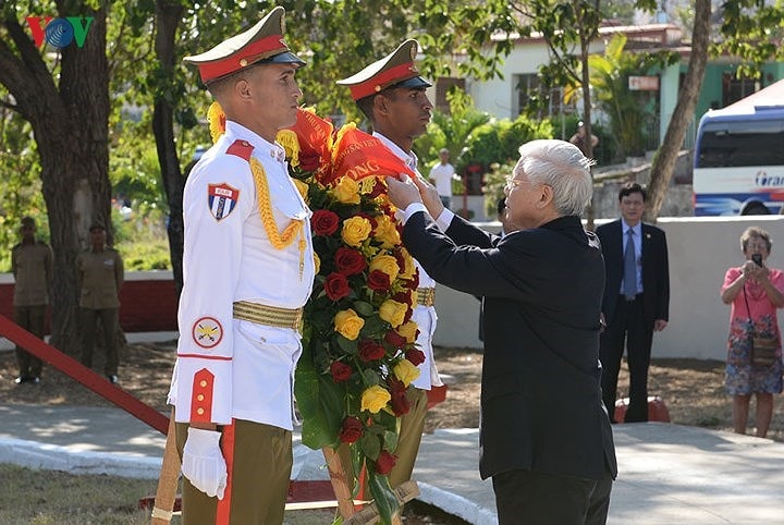 Tổng Bí thư Nguyễn Phú Trọng chỉnh trang vòng hoa trước khi dâng tại Tượng đài Chủ tịch Hồ Chí Minh.