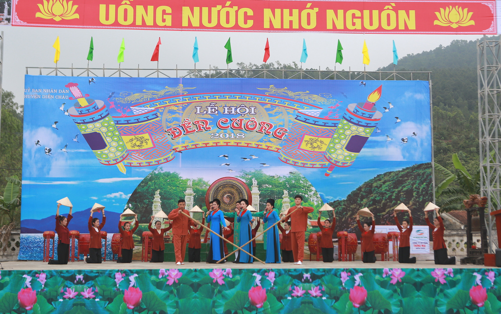 Chương trình văn nghệ tại lễ khai mạc lễ hội đền Cuông 2018. Ảnh: Sách Nguyễn