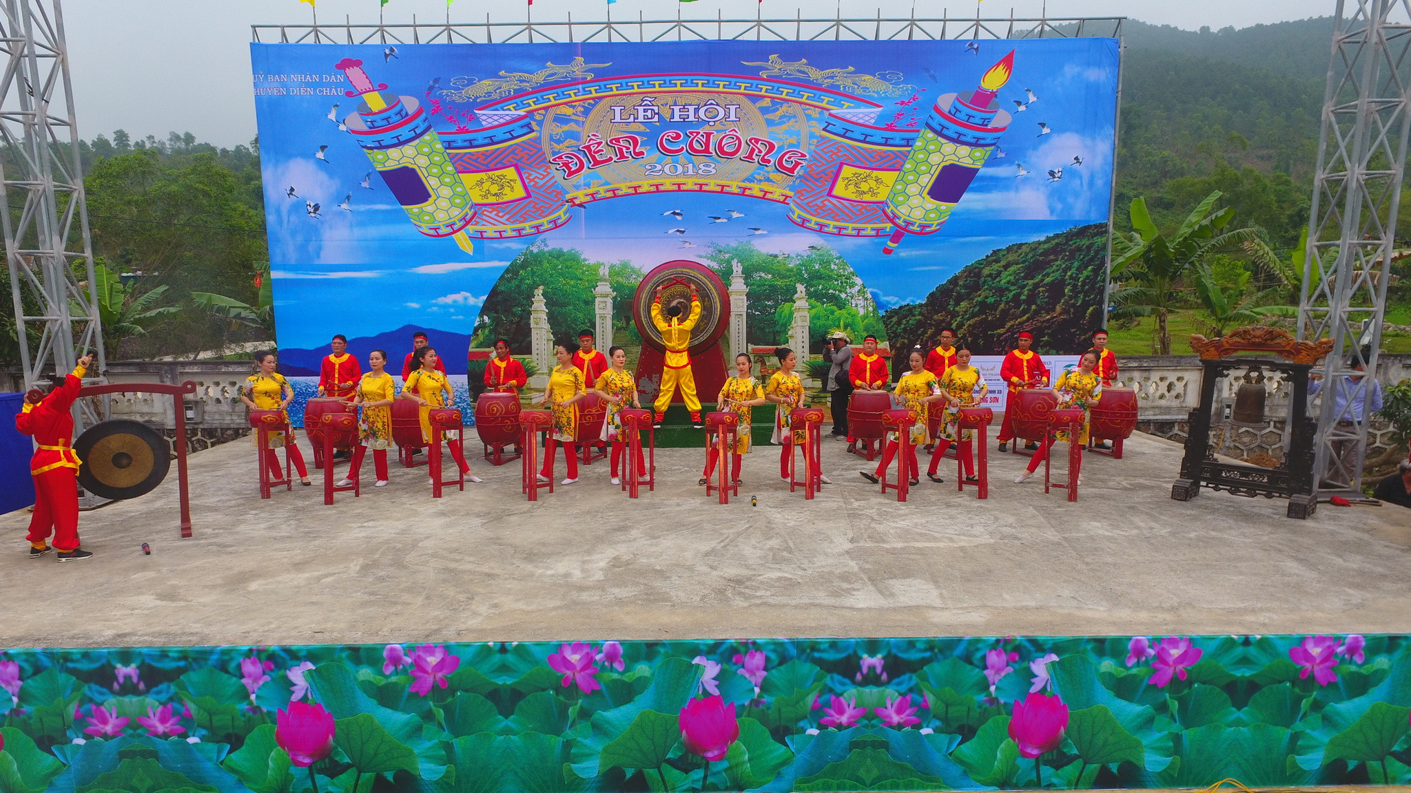 Chương trình văn nghệ tại lễ khai mạc lễ hội đền Cuông 2018. Ảnh: Sách Nguyễn