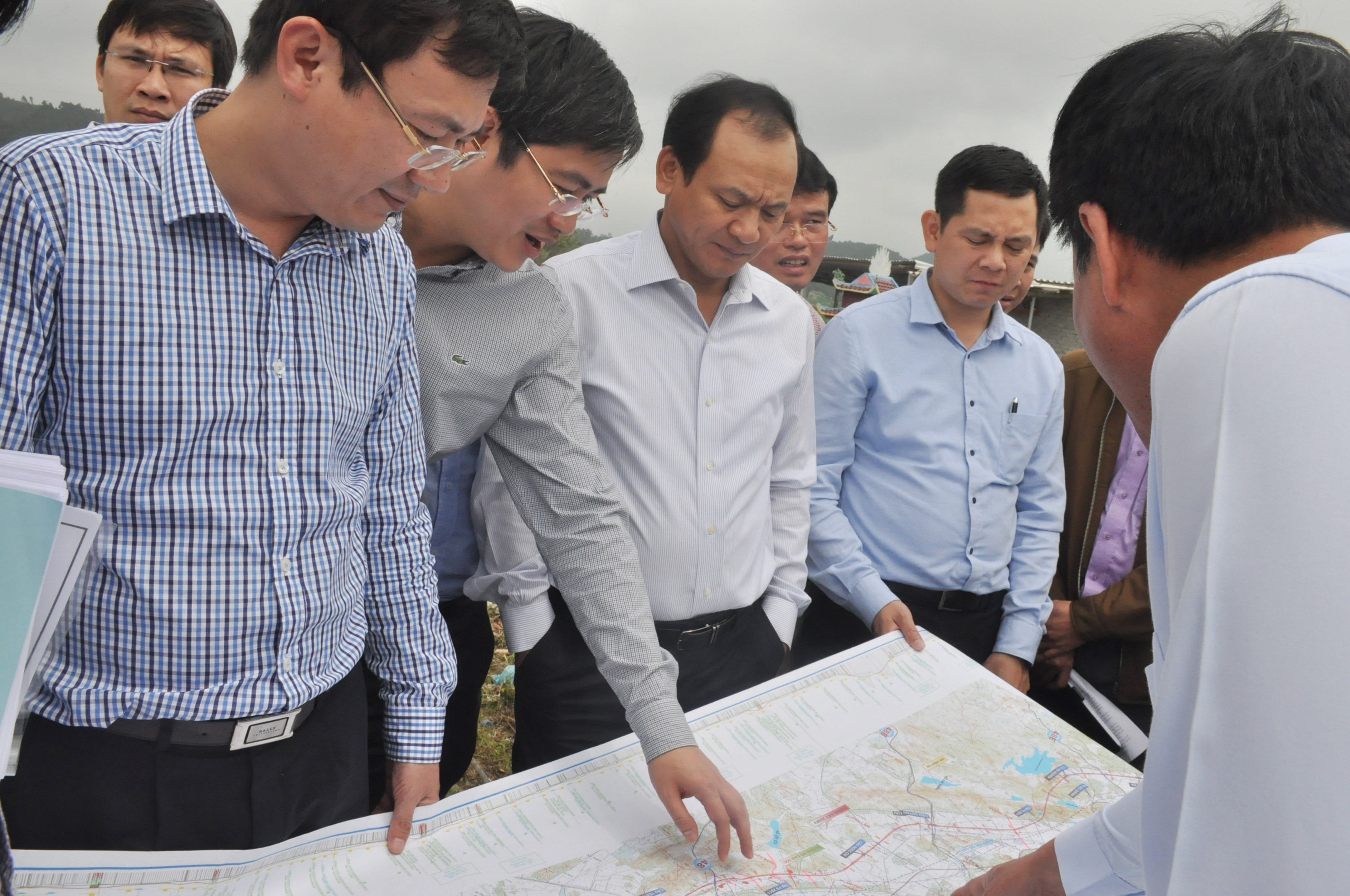 Đoàn công tác Bộ GTVT kiểm tra thực địa đoạn qua huyện Hưng Nguyên. Ảnh: Thu Huyền