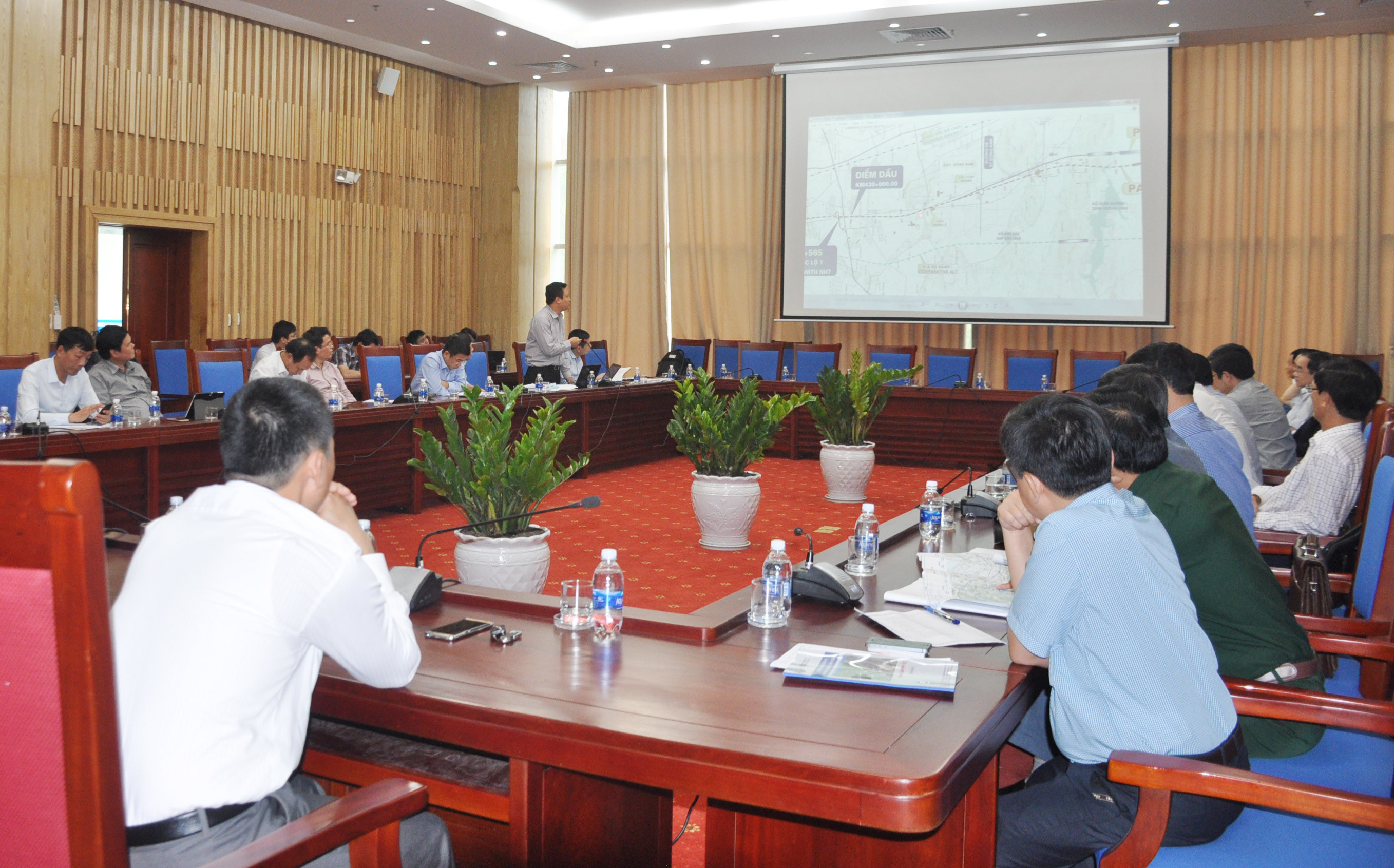 Các đại biểu nghe đơn vị tư vấn trình bày dự án cao tốc Bắc - Nam đoạn qua Nghệ An. Ảnh: Thu Huyền