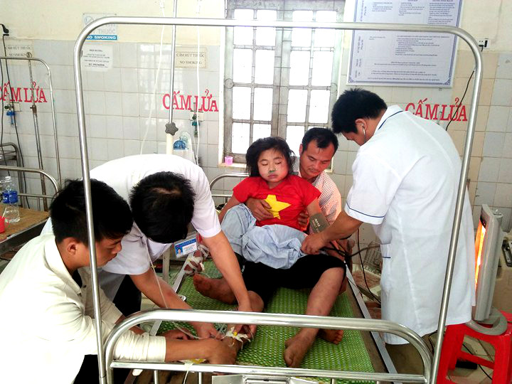 Nữ sinh Vy Thị Dung khi được đưa đến cấp cứu tại Trung tâm Y tế huyện Quế Phong. Ảnh: Hùng Cường