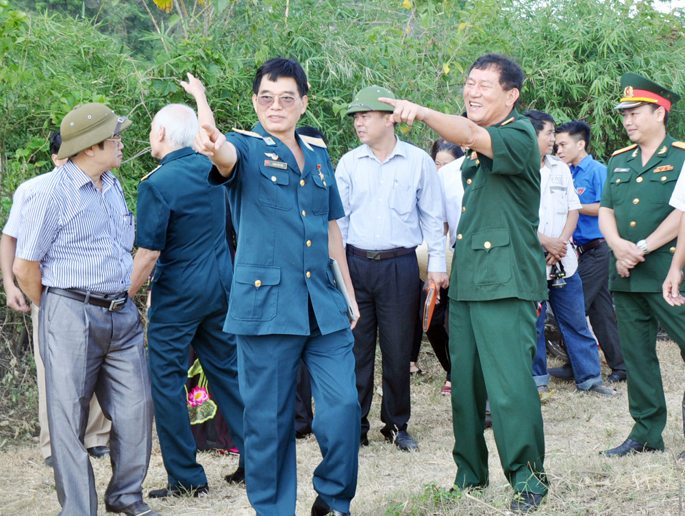 4.Trung tướng, phi công Phạm Phú Thái (trái) và Trung tướng, phi công Phạm Tuân trong chuyến thăm lại sân bay Dừa, xã Tường Sơn (Anh Sơn) năm 2015(Ảnh: Công Kiên)