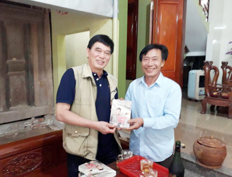 Trung tướng, phi công Phạm Phú Thái (trái) tặng hồi ký “Lính bay” cho gia đình ông Nguyễn Đình Dũng (ảnh gia đình cung cấp)