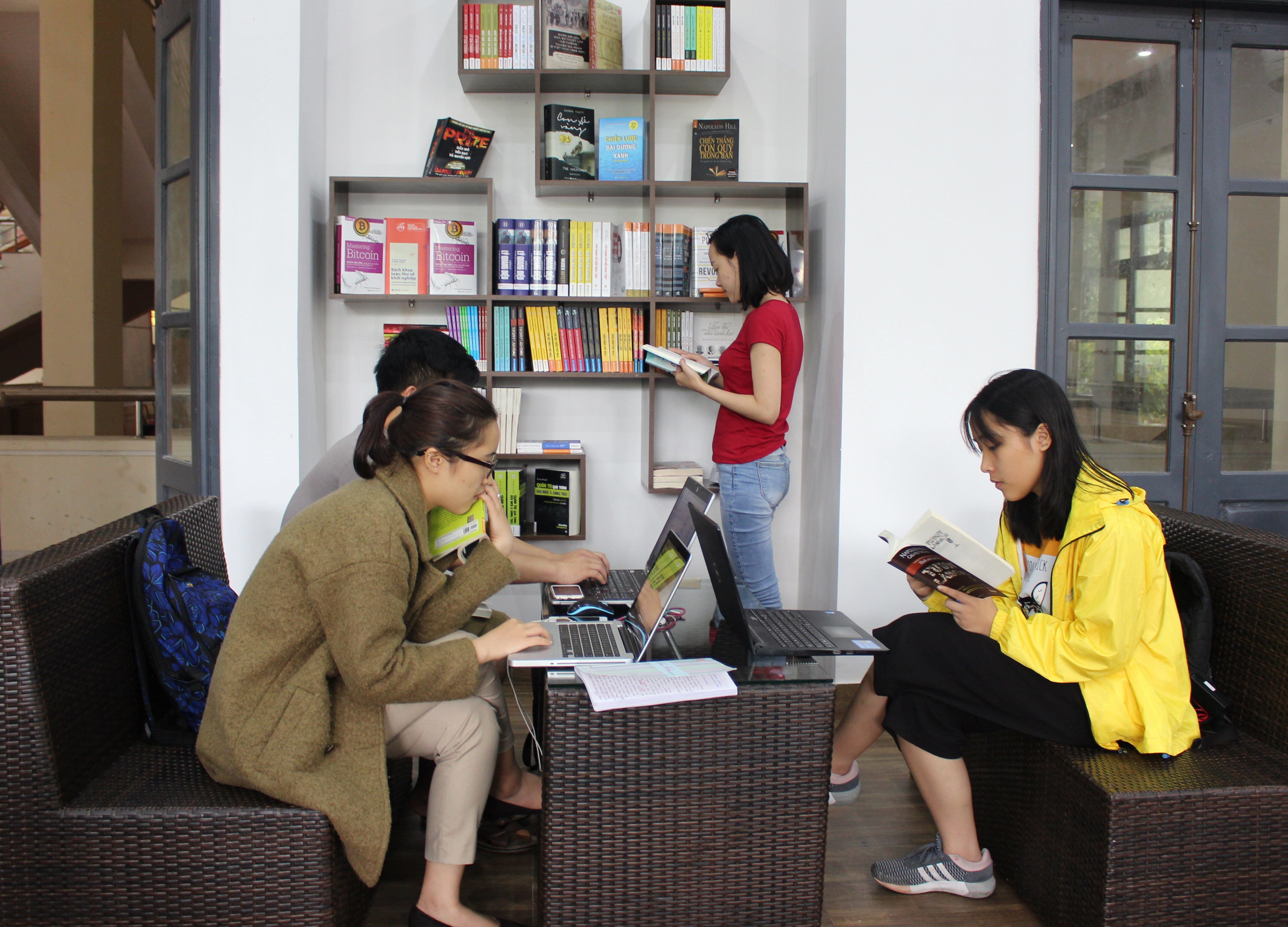 Phòng đọc sách doanh nhân và hướng nghiệp tuổi trẻ tạo không gian sinh hoạt văn hóa, kết nối cộng đồng yêu sách, ảnh Đinh Nguyệt 