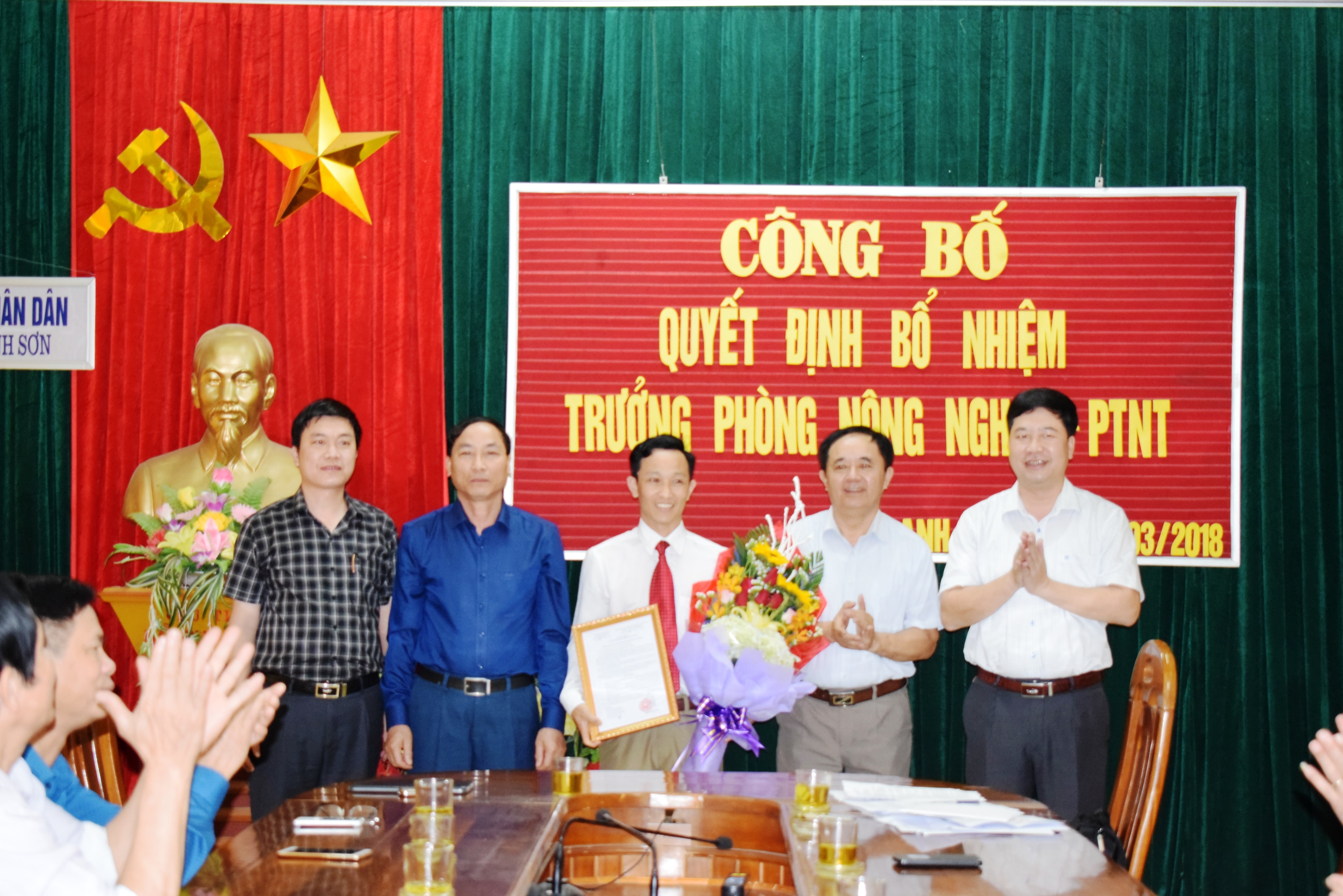 A1 lãnh đạo huyện Anh sơn tặng hoa chúc mừng đồng chí Đặng Đình Luận được bổ nhiệm chức vụ mới.