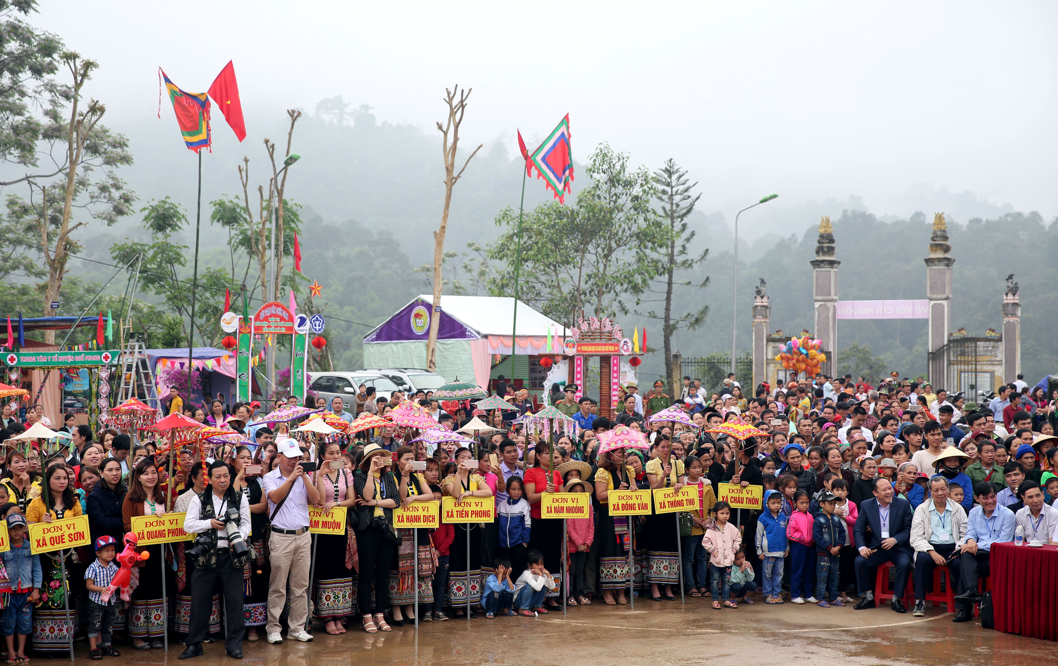 Lễ hội Đền Chín Gian là sinh hoạt văn hóa tinh thần lâu đời của người Thái của phủ Quỳ Châu xưa. Lễ hội được phục dựng và tổ chức thường xuyên từ năm 2014. Ảnh : Hồ Phương