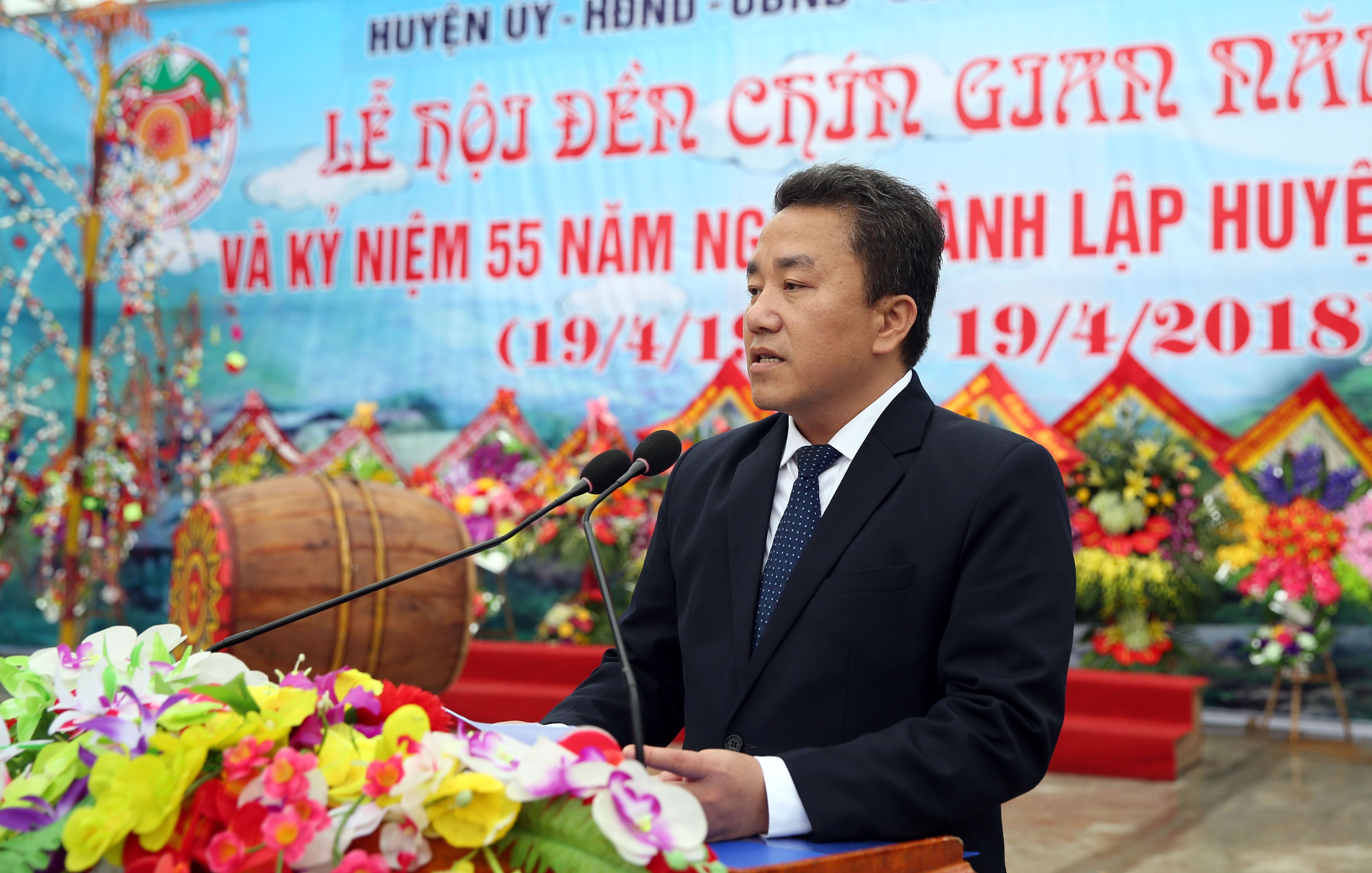 Ông Lê Văn Giáp, Chủ tịch UBND huyện Quế Phong khái quát về tình hình kinh tế xã hội của địa phương trong 55 năm qua. Ảnh : Hồ Phương