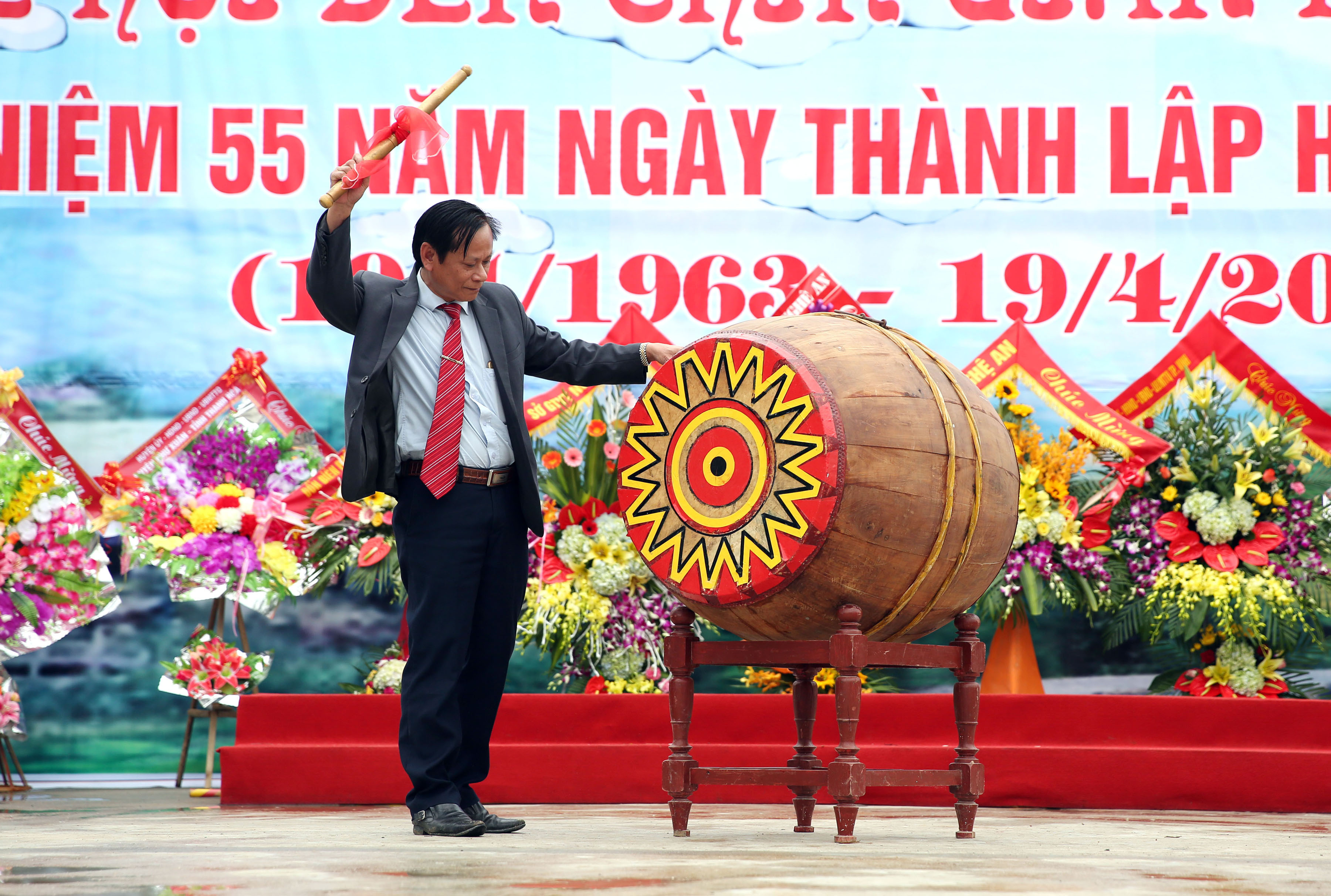 Ông Lữ Đình Thi, Bí thư Huyện Ủy Quế Phong đánh trống khai hội Đền Chín Gian năm 2018. Ảnh Hồ Phương