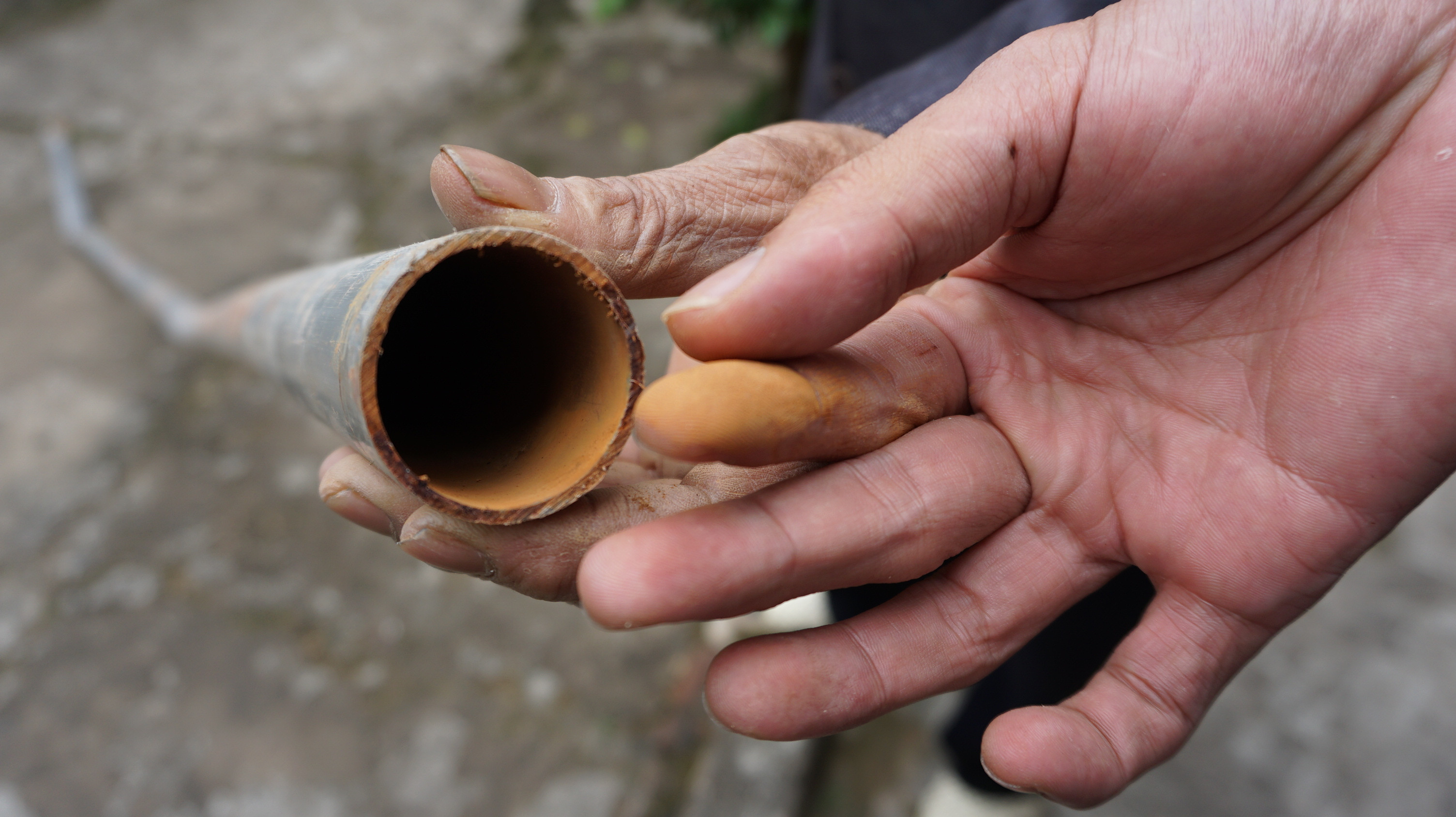Cặn vàng bám  dày trong đường ống dẫn nước sinh hoạt khiến dân cư thị trấn Quỳ Hợp lo lắng. Ảnh Ngô Kiên