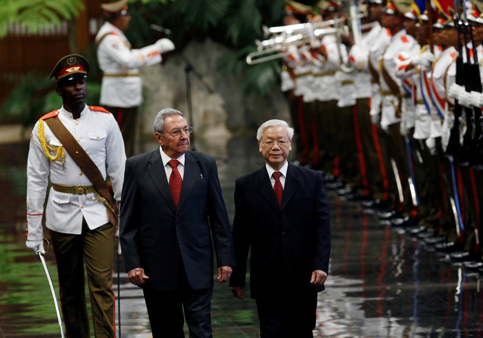 Hai lãnh đạo duyệt đội quân danh dự ở Cung Cách mạng ở thủ đô La Habana chiều 29/3.  Ảnh: Reuters