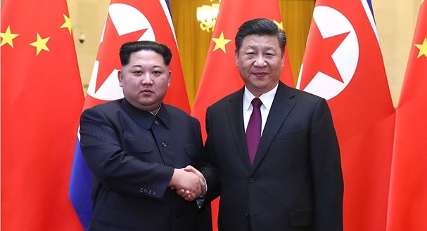 Lãnh đạo Triều Tiên Kim Jong Un (trái) bắt tay Chủ tịch Trung Quốc Tập Cận Bình. Ảnh: Tân Hoa xã