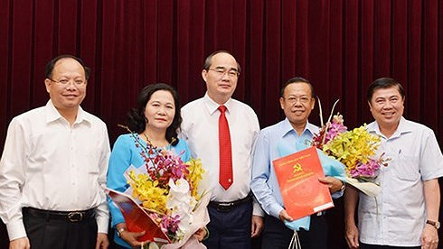  Bí thư Thành ủy Nguyễn Thiện Nhân trao các quyết định cho 2 Trưởng ban nhận nhiệm vụ mới.