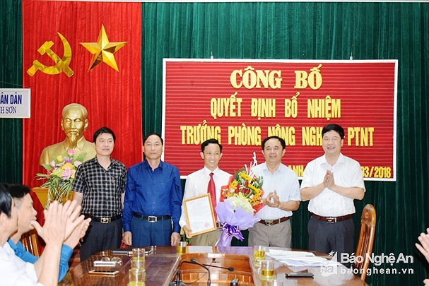 Lãnh đạo huyện Anh sơn tặng hoa chúc mừng đồng chí Đặng Đình Luận được bổ nhiệm chức vụ mới. 