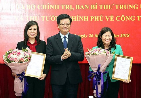 Ông Mai Văn Chính trao quyết định luân chuyển và điều động tới bà Đào Hồng Lan và bà Nguyễn Thị Hà.
