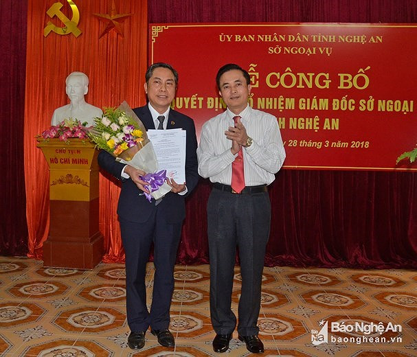 Phó Chủ tịch UBND tỉnh Lê Ngọc Hoa trao Quyết định bổ nhiệm Giám đốc Sở Ngoại vụ cho đồng chí Nguyễn Hải Dương. 