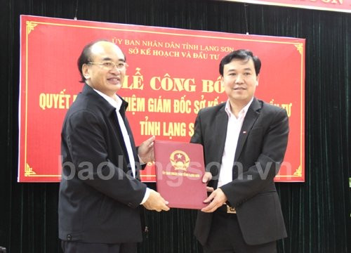 Ông Lý Vinh Quang, Phó Chủ tịch UBND tỉnh trao quyết định bổ nhiệm ông Nguyễn Hữu Chiến đến nhận công tác và giữ chức vụ Giám đốc Sở KH&ĐT tỉnh. Ảnh: Báo Lạng Sơn