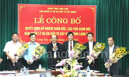 Ông Lý Vinh Quang, Phó Chủ tịch UBND tỉnh tặng hoa Giám đốc, các Phó Giám đốc Ban Quản lý dự án đầu tư xây dựng tỉnh. Ảnh: Báo Lạng Sơn