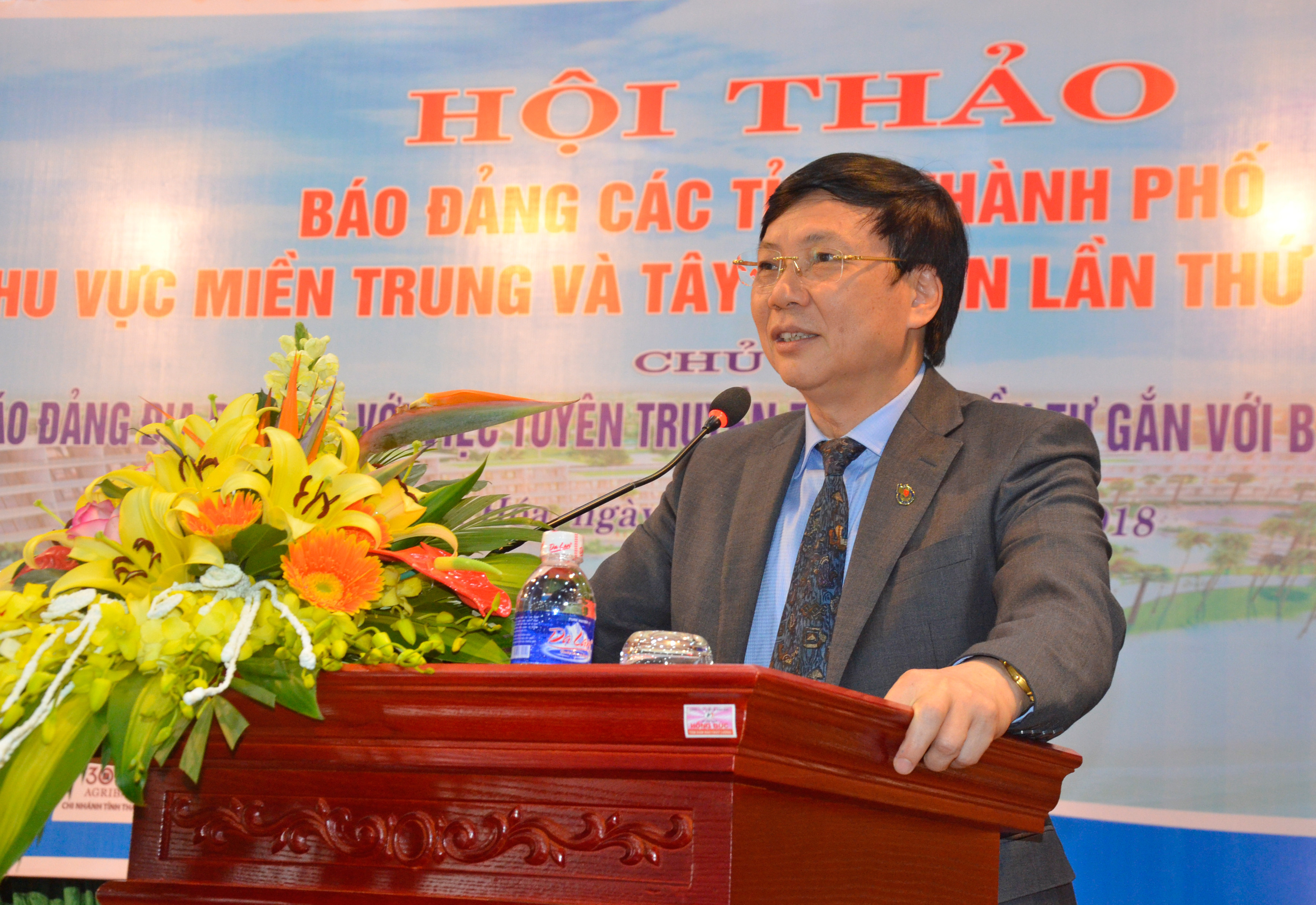 Đồng chí Hồ Quang Lợi- Phó Chủ tịch Thường trực Hội nhà báo Việt Nam phát biểu tại Hội thảo. Ảnh Thanh Lê