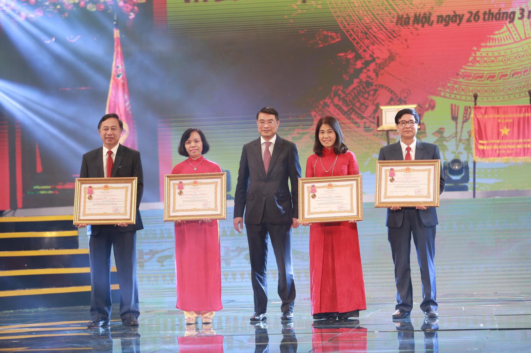 Agribank chi nhánh Nghệ An nhận Huân chương Lao động Hạng Nhất tại Hà Nội. Ảnh: TH