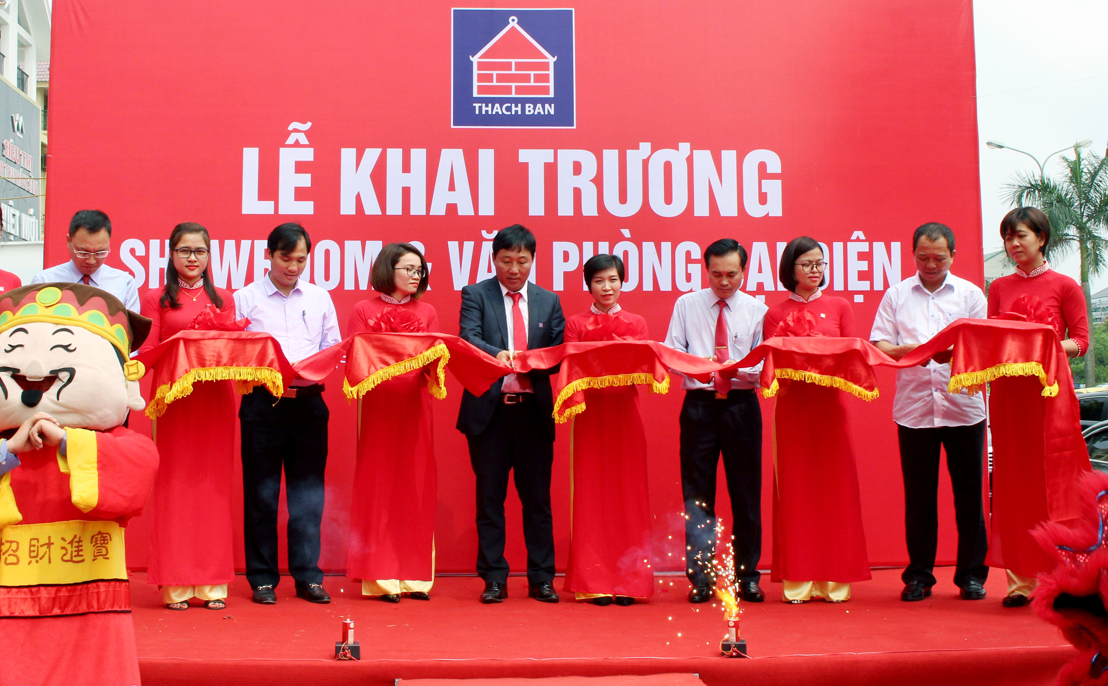 Lễ cắt băng khai trương showroom và văn phòn đại lý . Ảnh: Sách Nguyễn