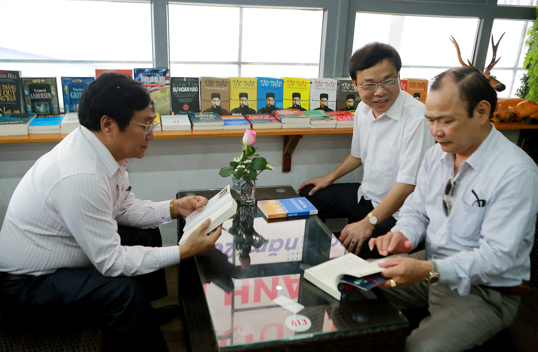 Các đại biểu trải nghiệm không gian sách doanh nhân và hướng nghiệp tuổi trẻ tại Thư viện tỉnh Nghệ An. Ảnh: Sách Nguyễn