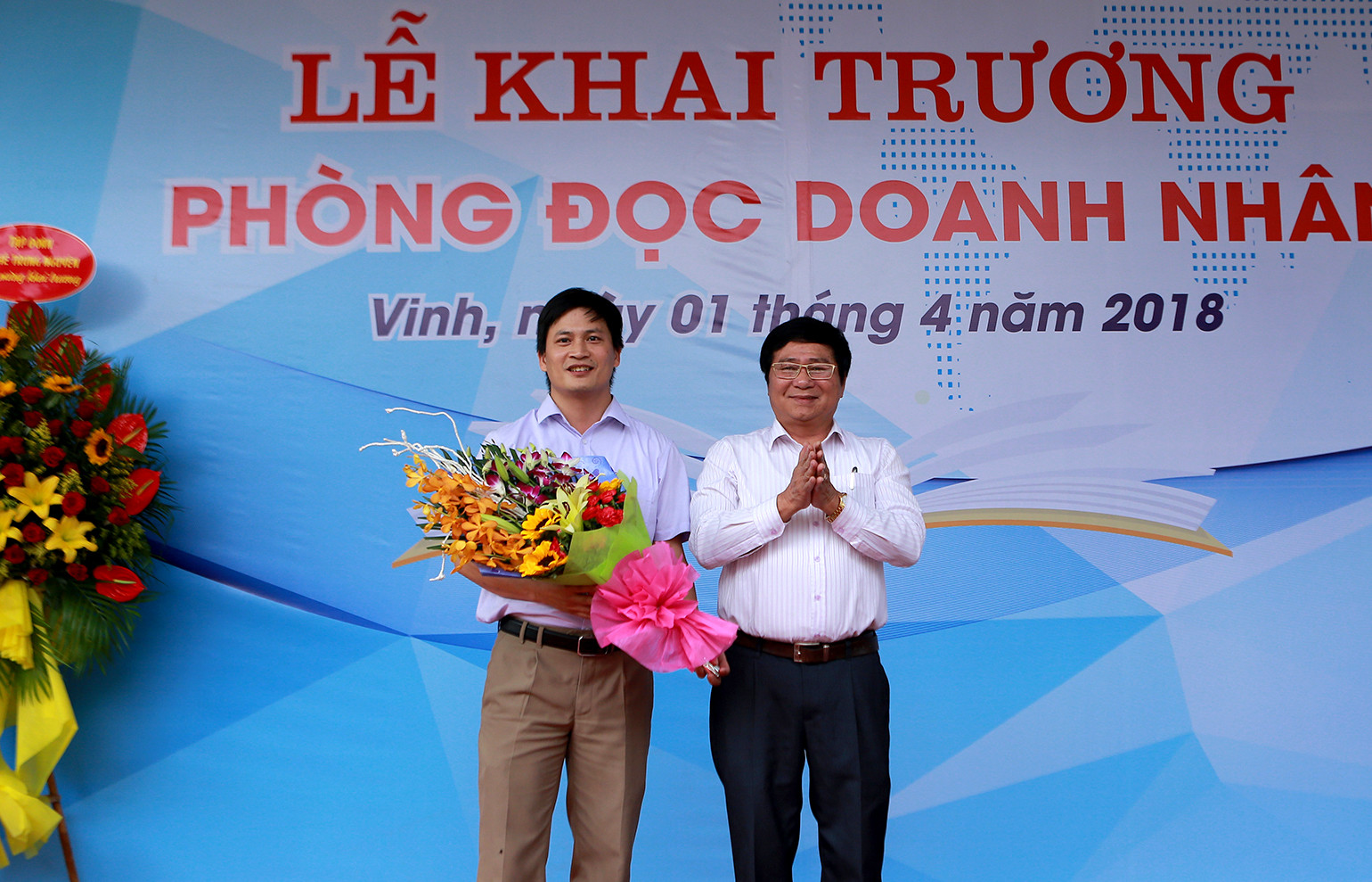 Đại diện lãnh đạo tặng hoa chúc mừng, ảnh Sách Nguyễn.