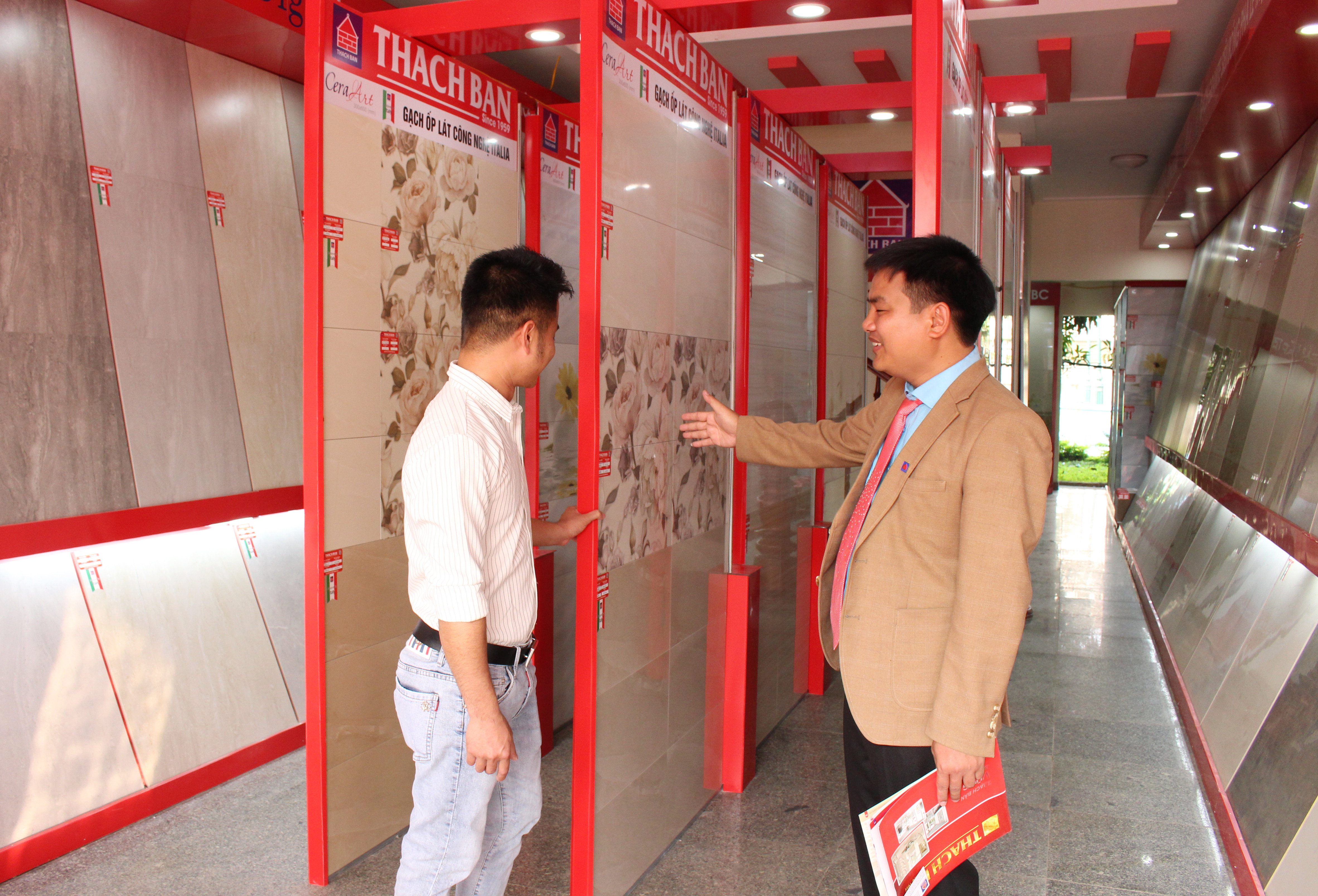 Showroom và Văn phòng đại diện Bắc Trung Bộ của công ty tại Nghệ An ra đời nhằm đáp ứng nhu cầu vật liệu xây dựng của người dân trong và ngoài tỉnh, với đa dạng các dòng sản phẩm gạch ốp lát cao cấp. Ảnh: Đinh Nguyệt