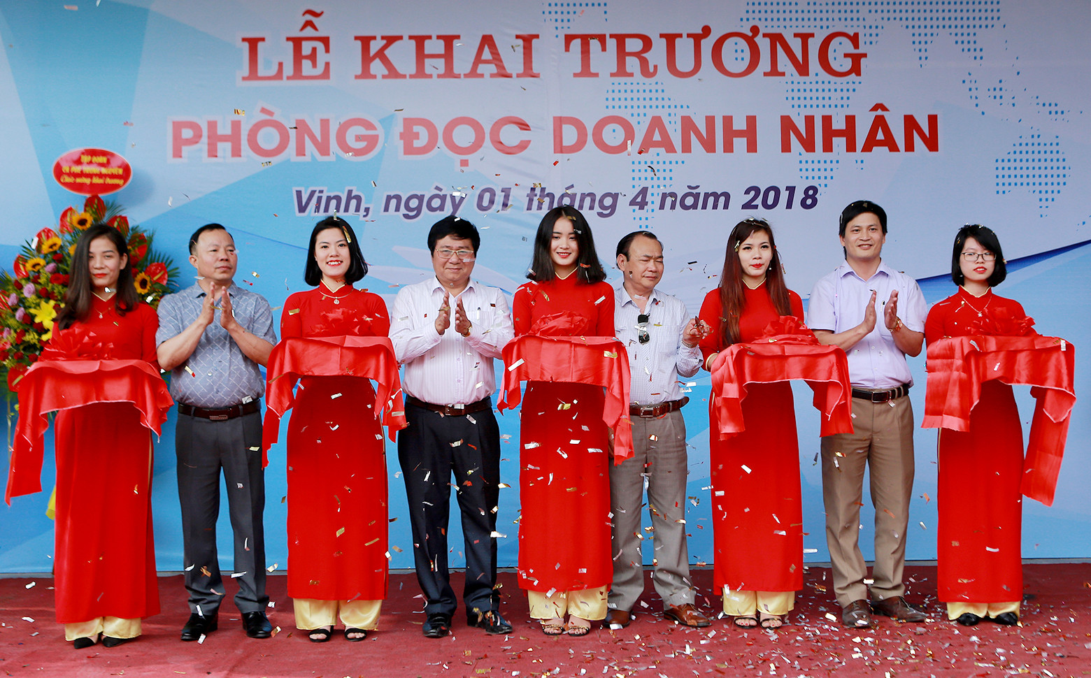 Lễ cắt băng khai trương Phòng đọc doanh nhân và hướng nghiệp tuổi trẻ. Ảnh: Sách Nguyễn