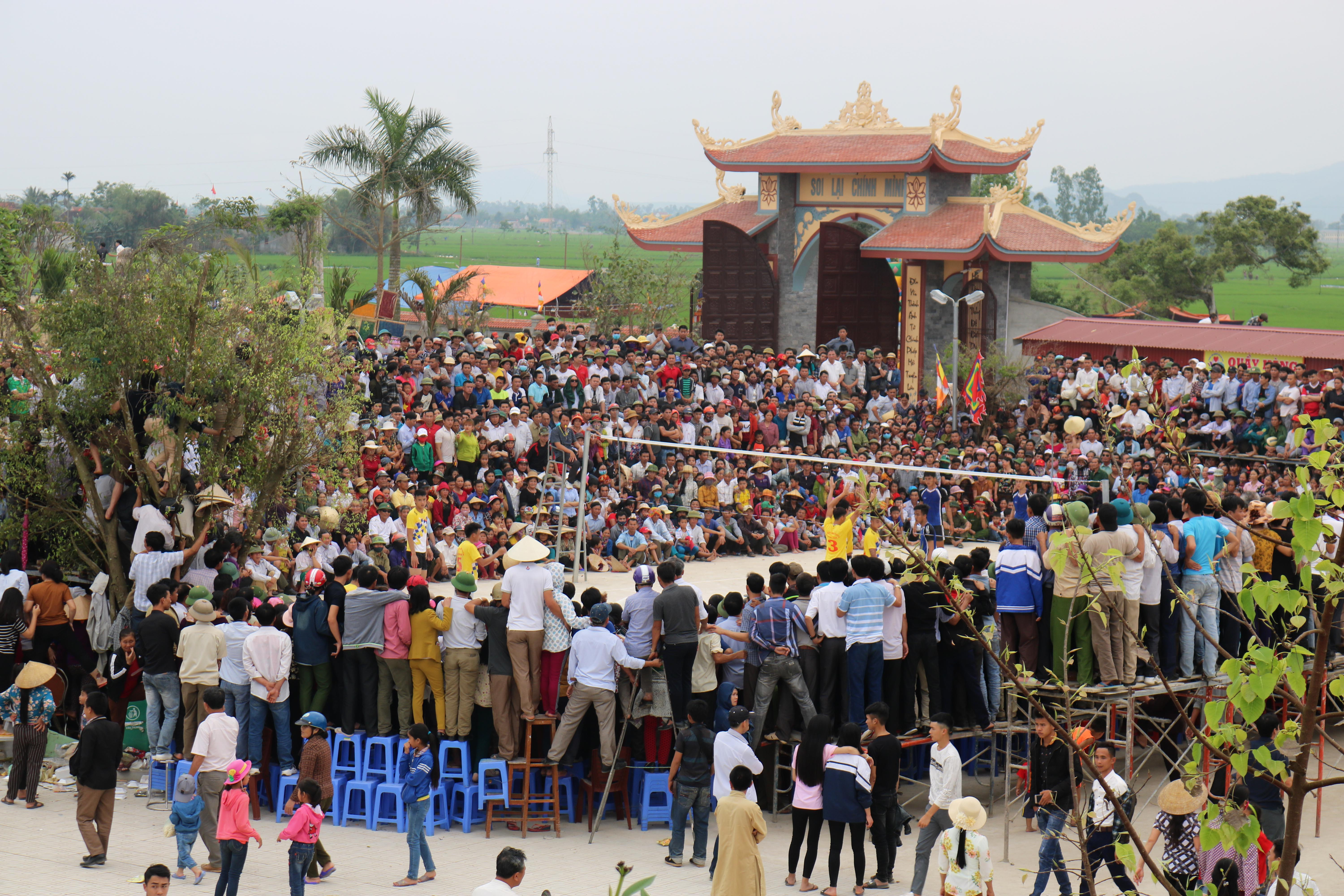 Hàng nghìn khán giả theo dõi trận chung kết bóng chuyền Nam giữa 2 đội: xã Tăng Thành và nhà đất Yên Thành vào chiều 31/3 trong tình trạng 