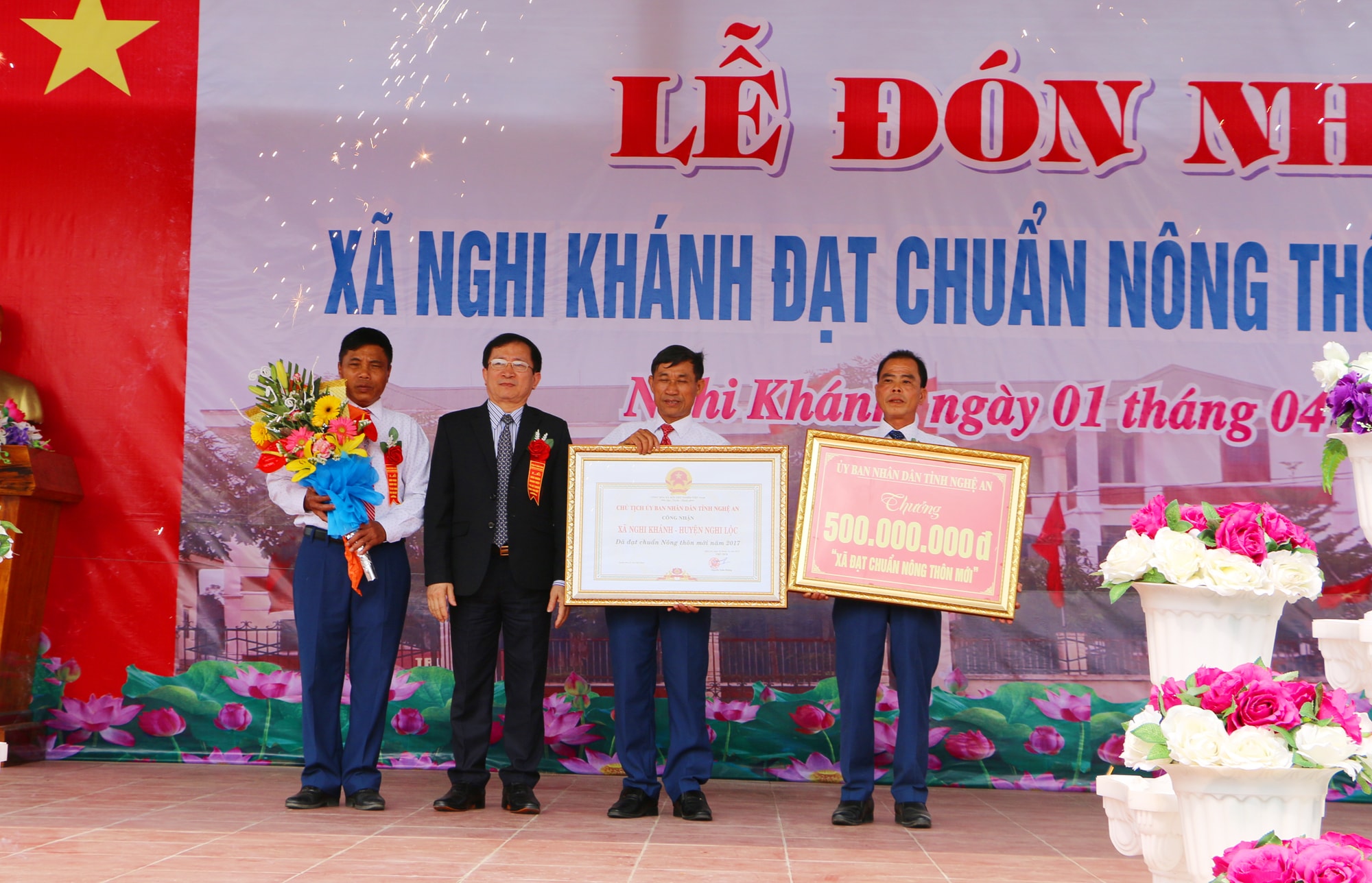Đồng chí Đinh Viết Hồng - Phó Chủ tịch UBND tỉnh trao Bằng công nhận đạt chuẩn NTM và phần thưởng về đích 500 triệu đồng cho xã Nghi Khánh. Ảnh: Nguyễn Hải