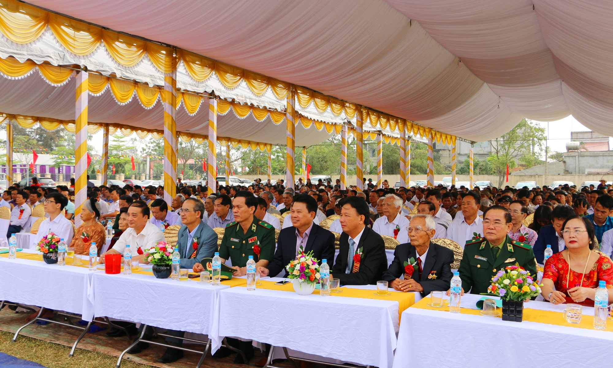 Các đại biểu đại diện lãnh đạo tỉnh, huyện Nghi Lộc, Tx Cửa Lò và con em xa quê xã Nghi Khánh về dự lễ đón Bằng đạt chuẩn NTM của xã. Ảnh Nguyễn Hải