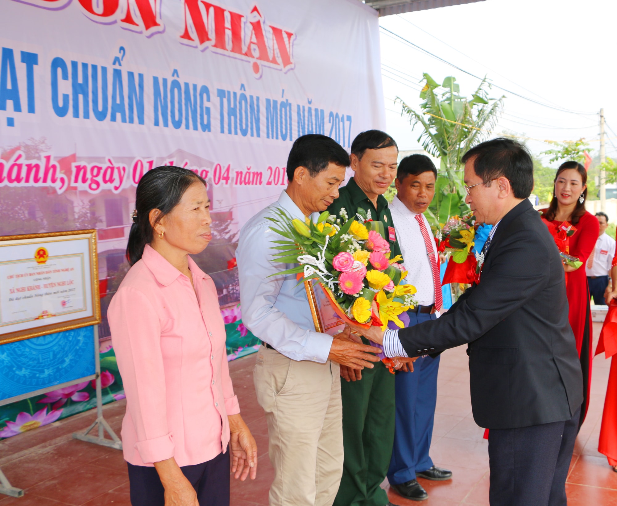 Trao Bằng khen của Chủ tịch UBND cho các cá nhân, tập thể Nghi Khánh có thành tích xuất sắc trong phòng trào xây dựng NTM giai đoạn 2011-2017