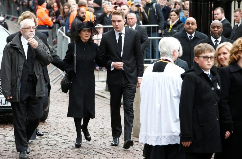 Jane Hawking và con trai Timothy đến nhà thờ Great St Marys. Ảnh: Reuters