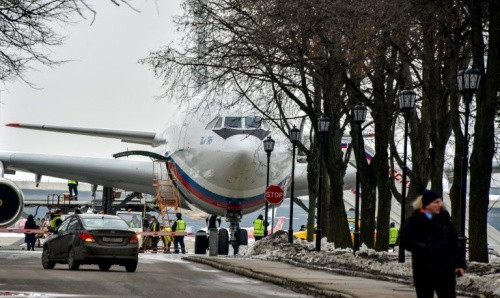 Máy bay chở các nhà ngoại giao Nga và gia đình hạ cánh xuống sân bay Vnukovo. Ảnh: AFP.