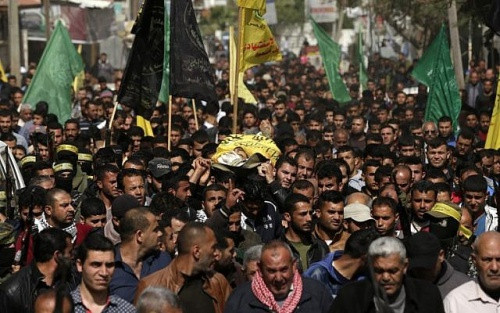 Người Palestine khiêng thi thể Hamdan Abu Amsha, người chết trong làn đạn của Israrel hôm 30/3 tại dải Gaza. Ảnh: AFP. 