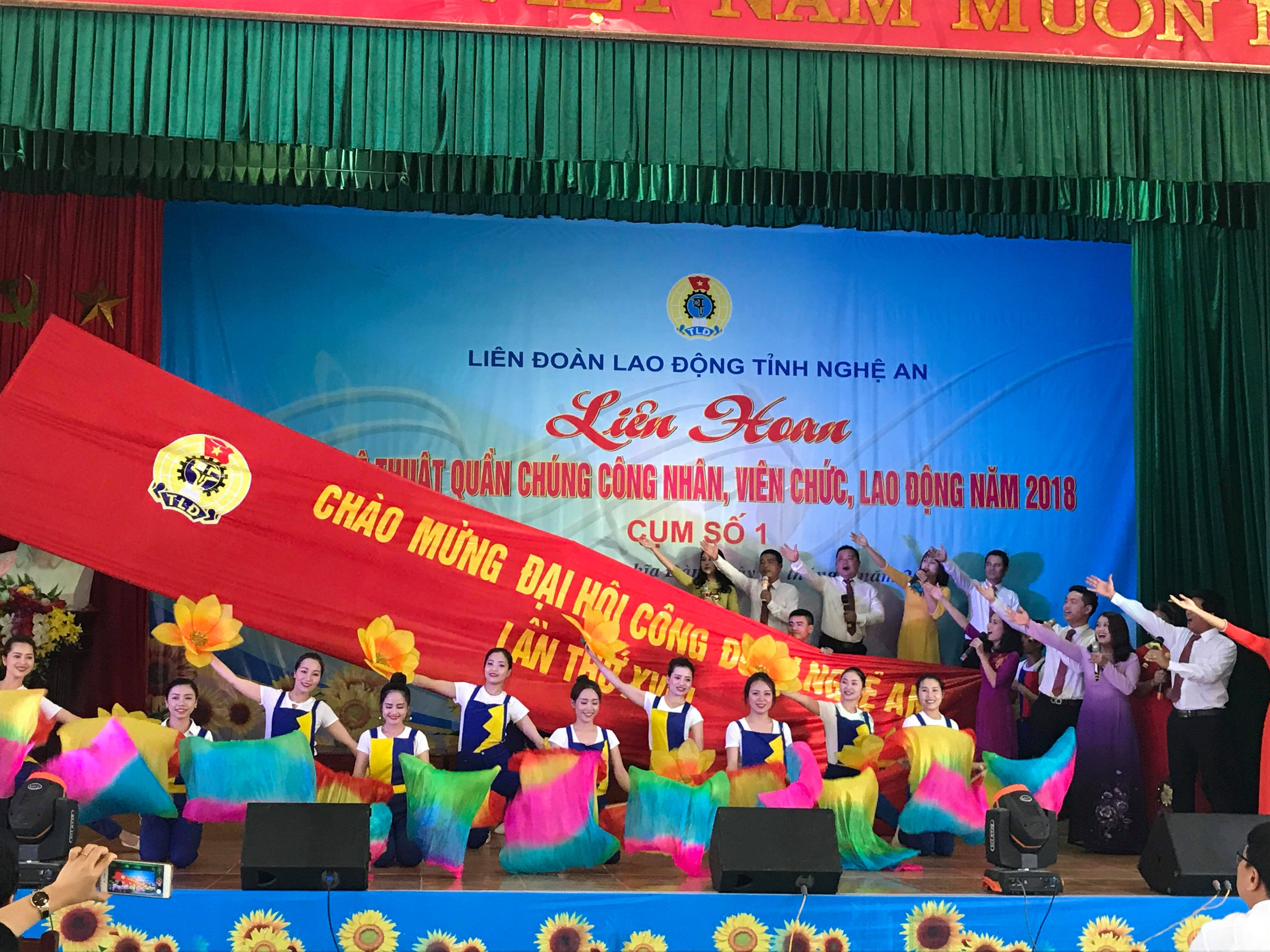 Tiết mục công đoàn ca của Liên đoàn lao động huyện Nghĩa Đàn được dàn dựng công phu. Ảnh: Minh Thái