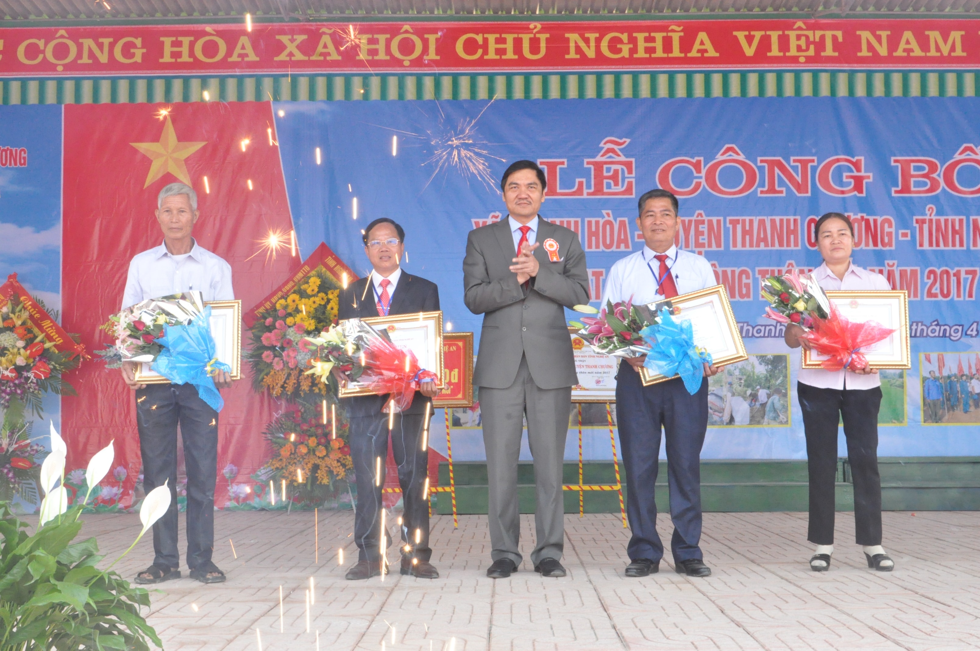 Trao bằng khen cho các cá nhân. Ảnh: Văn Lý