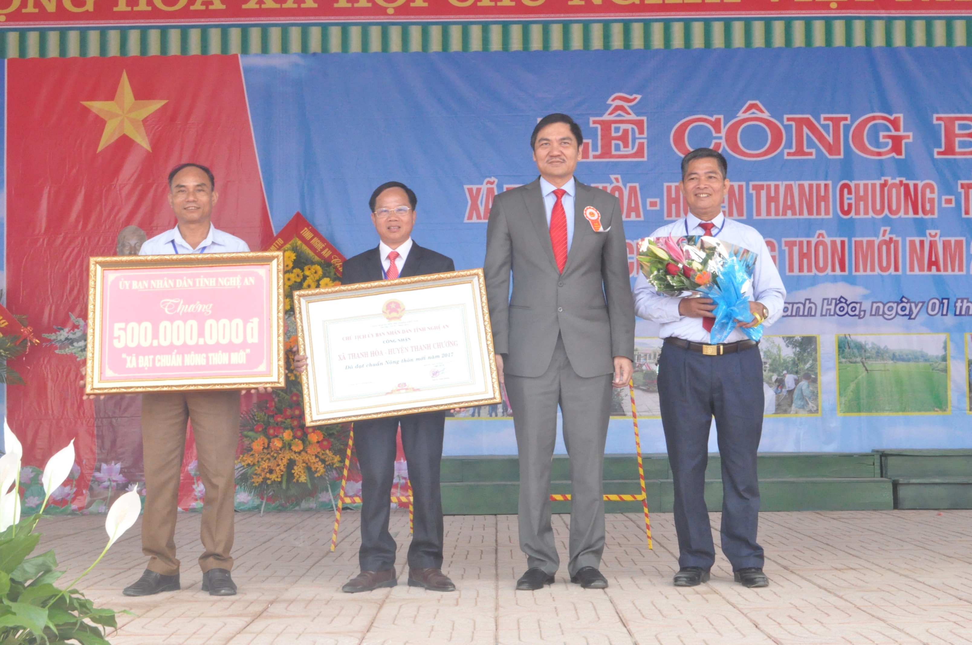 Đồng chí Hoàng Nghĩa Hiếu – Giám đốc Sở NN&PTNT trao Bằng công nhận xã Thanh Hòa đạt chuẩn nông thôn mới. Ảnh: Văn Lý