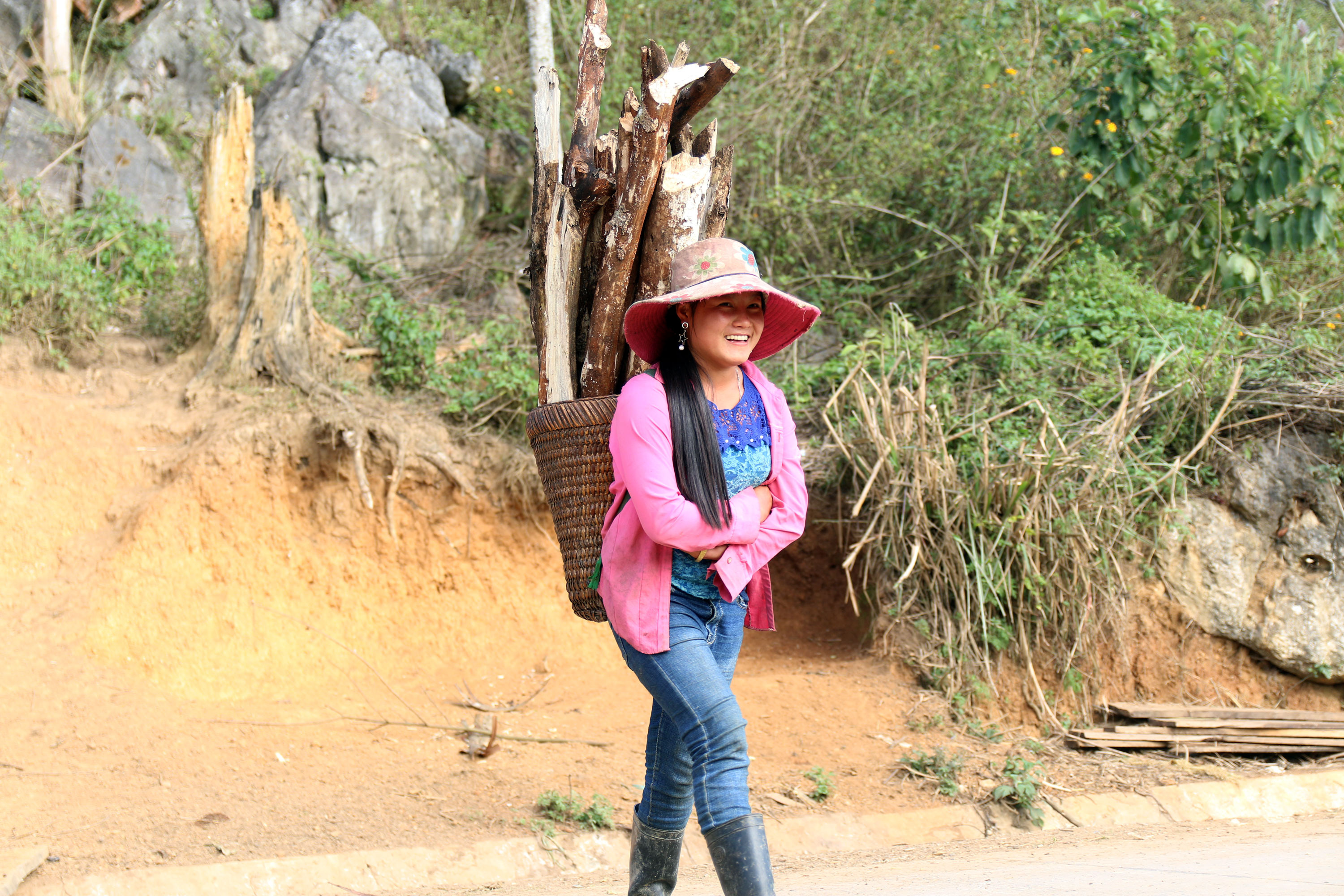 Phụ nữ bản Huồi Khe lên rừng lấy củi. Ảnh: Đào Thọ
