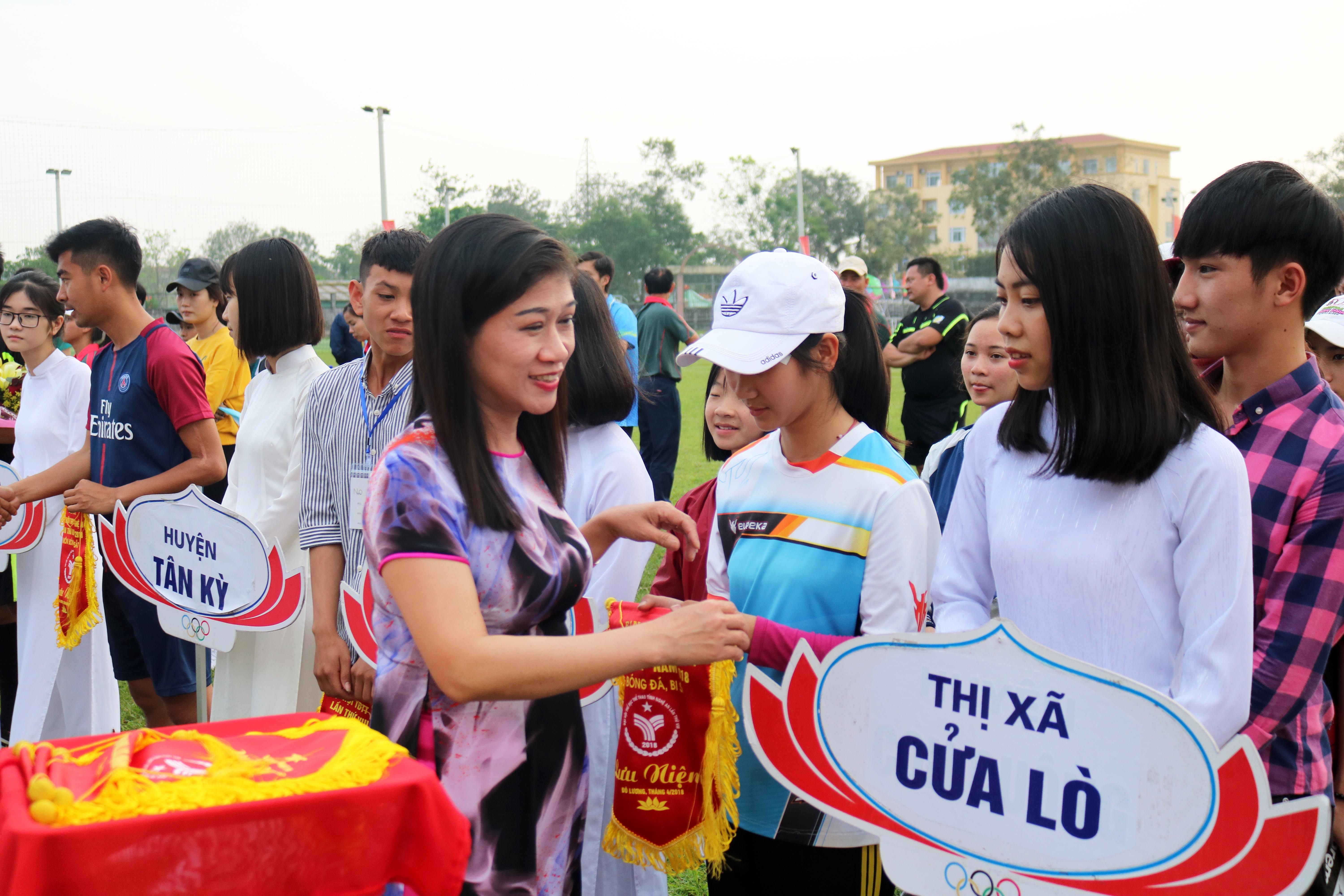 Lãnh đạo Sở Văn hóa - Thể thao trao cờ lưu niệm cho các đội tham gia