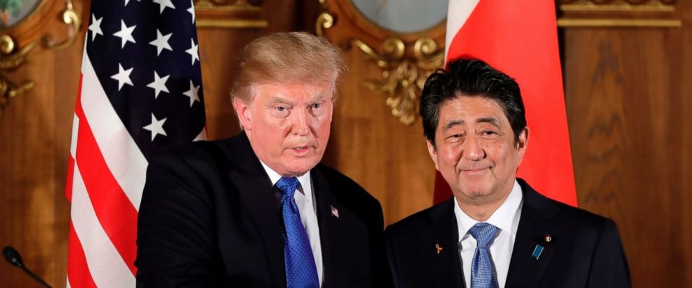 Tổng thống Donald Trump sẽ gặp Thủ tướng Nhật Bản Shinzo Abe vào ngày 17-18/4 tới. Ảnh: AP