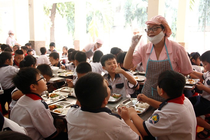 Trong bữa ăn trưa, các em học sinh được chia sẻ về thành phần dinh dưỡng trong món ăn.