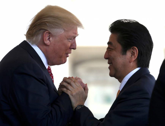 Thủ tướng Abe và Tổng thống Trump trong lần gặp đầu tiên sau khi ông Trump nhậm chức hồi đầu năm 2017. Ảnh: Reuters.