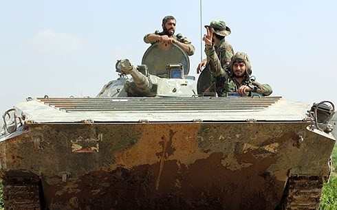 Binh sĩ Syria ăn mừng chiến thắng ở Douma. Ảnh: AFP