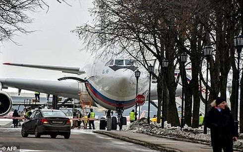 Máy bay chở các nhà ngoại giao Nga bị trục xuất khỏi Mỹ hạ cánh xuống sân bay Vnukovo. Ảnh: AFP