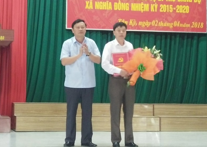 Đồng chí Bùi Thanh Bảo - Bí thư Huyện ủy, Chủ tịch HĐND huyện Tân Kỳ tặng hoa chúc mừng đồng chí 